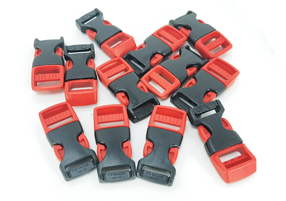 Heavy-duty plastic buckles, stays clipped under all reasonable loads